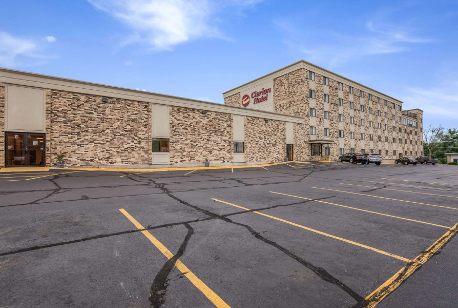 AmericInn & Suites By Wyndham Baraboo Event Center