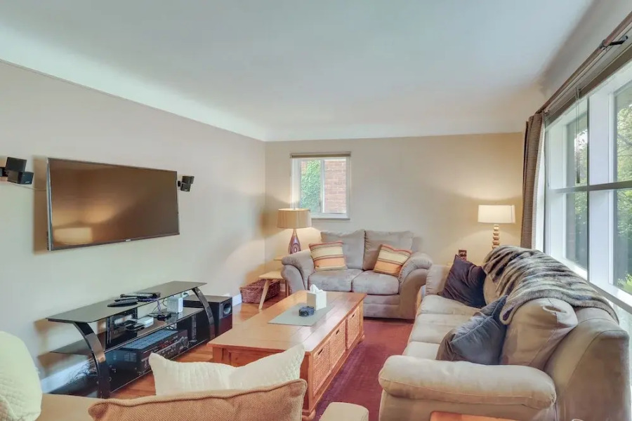 Royal Oak Home: 13 Mi to Downtown Detroit