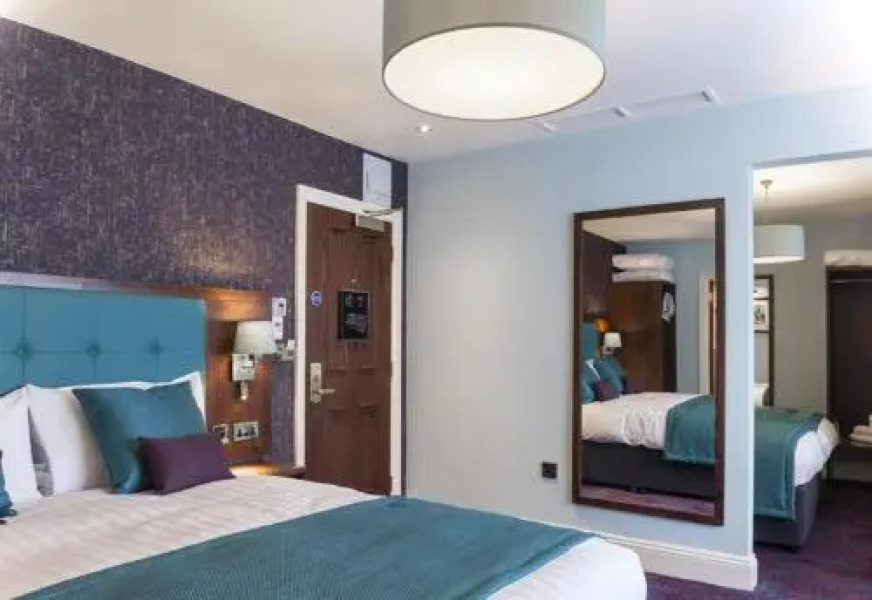 The Queens Head Hotel