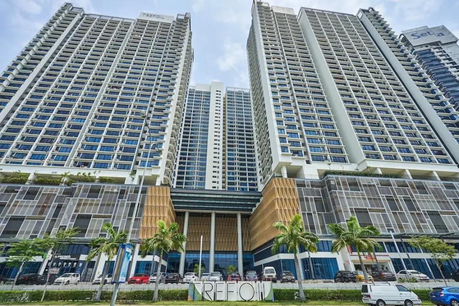 OYO Home 44002 Classic 2br Setia Alam Trefoil.