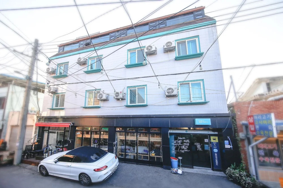 Across the Street Guesthouse - Hostel