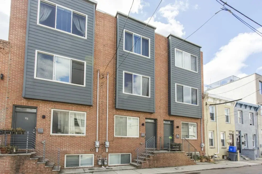 Philly's Finest - Roof Deck, Pool Table and More