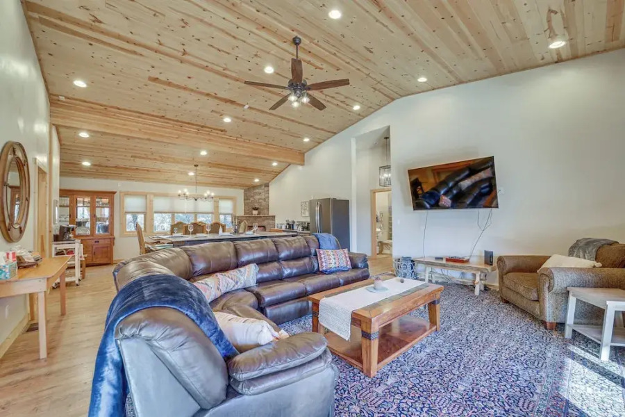 'lavender Lodge' Mountain-view Pine Cabin w/ Deck