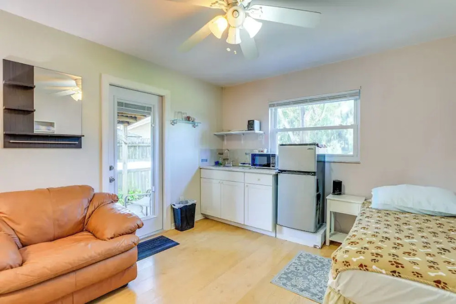 Walkable Studio in Pinellas Park w/ Desk & Patio
