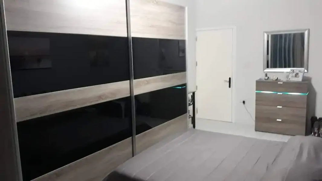 Room-very Bright Well Kept Apartment