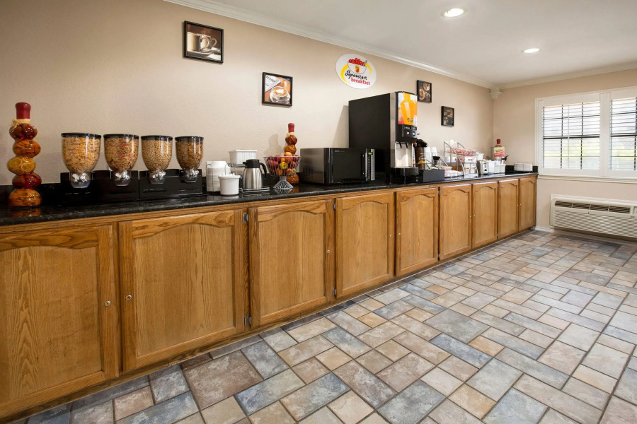 Super 8 Wyndham McAllen Downtown- City Center-Plaza Mall-Airport