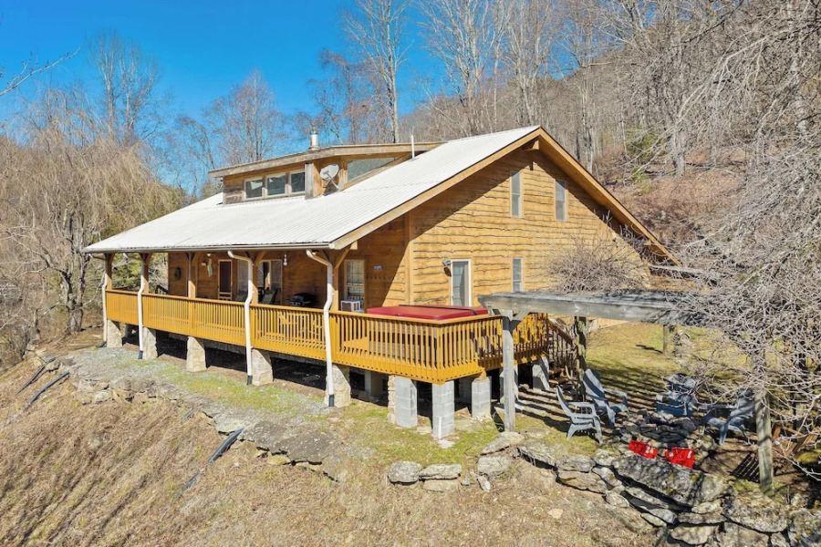 Peaceful Bryson City Cabin w/ Hot Tub & Deck!