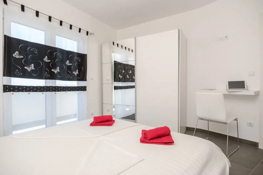 Sunny Sky apartments beneath Biokovo