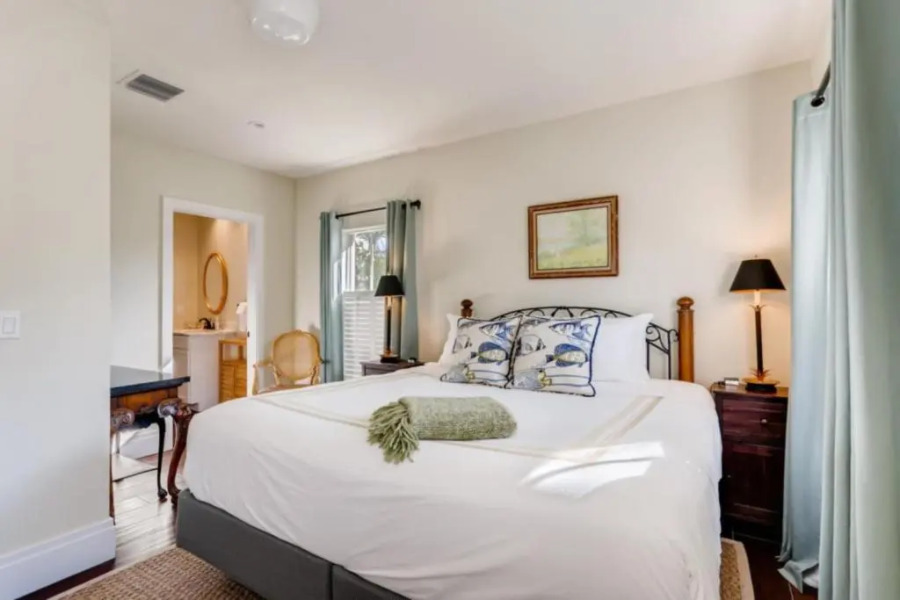 Pink House Modern 3bd 3ba Parking and Porch