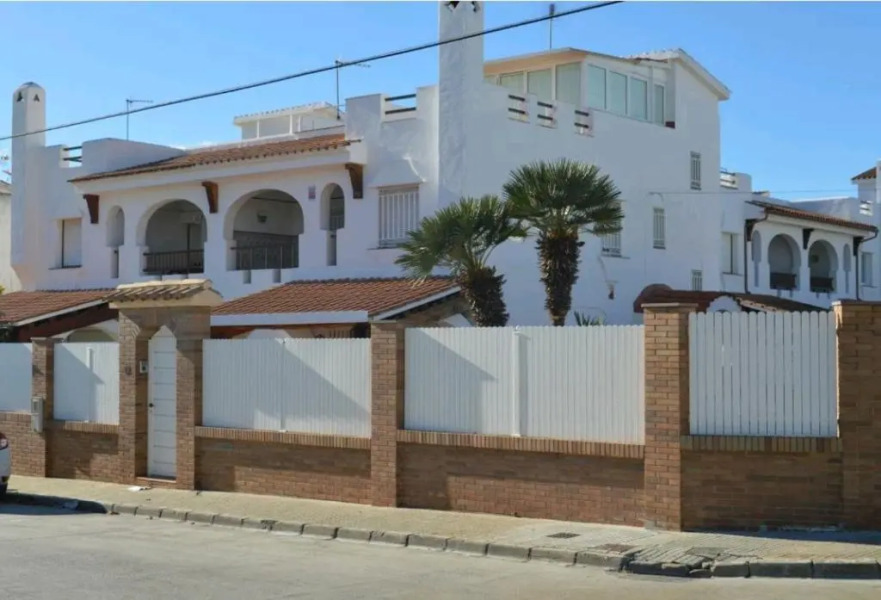 R116 Casa adosada con piscina privada en Cunit