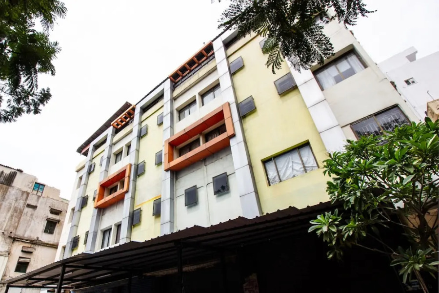 OYO 737 Hotel Manny'S Palace