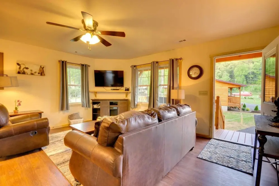 Smoky Mountain Cabin w/ Hot Tub & River Views!