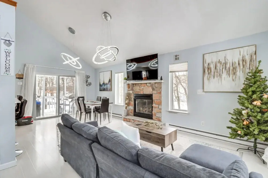 Long Pond Home w/ Private Hot Tub & Game Room