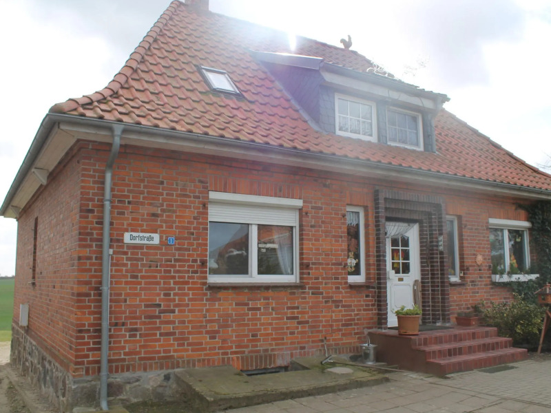 Schone Zweizimmer-ferienwohnung mit Pool im Garten