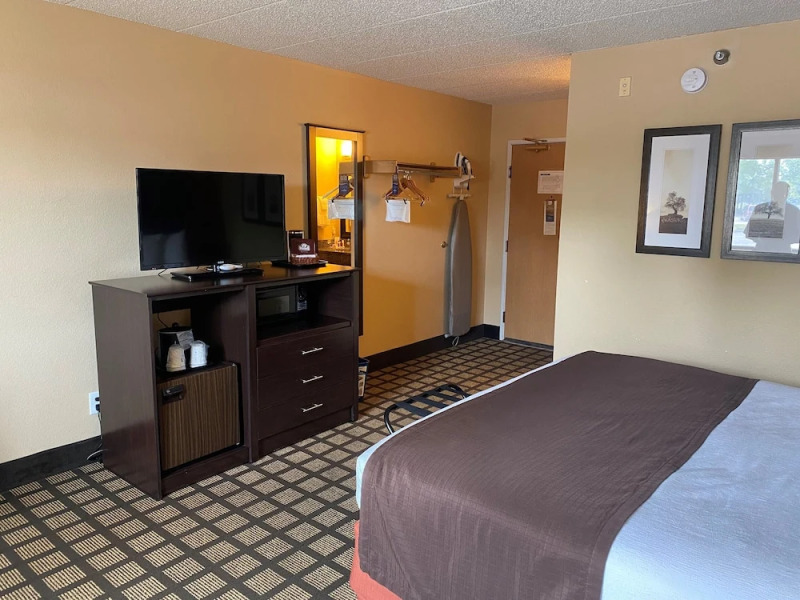 Baymont Inn & Suites Lakeville