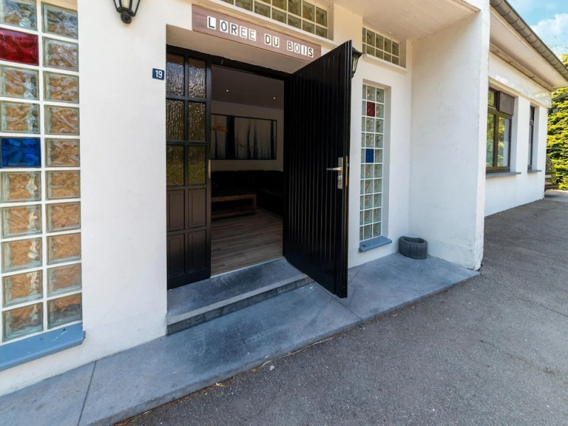 Mansion With Pool & Bar