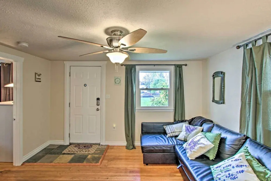 Lovely Tacoma Cottage w/ Fire Pit, Near Dtwn!