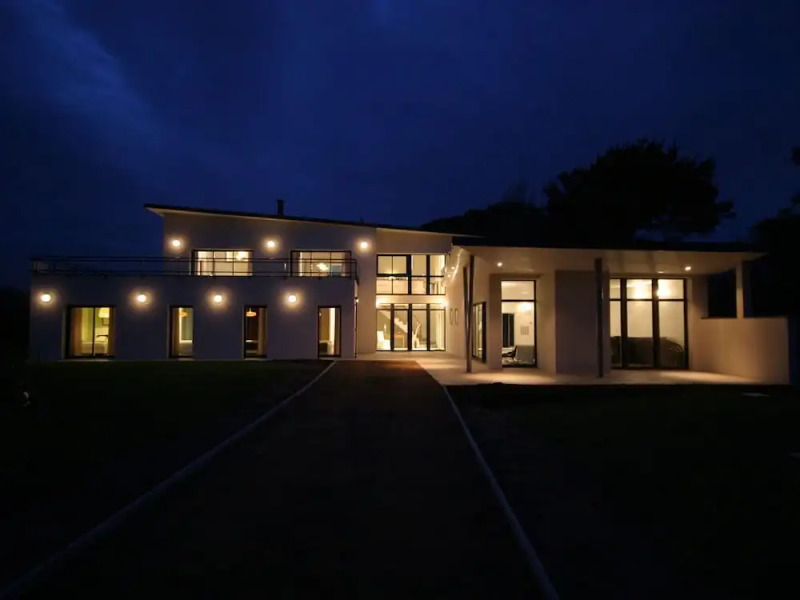 Beautiful Modern Villa With Pool, Jacuzzi and a Luxury Kitchen Island