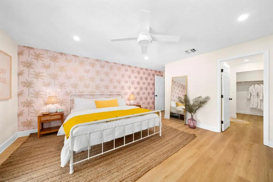 Luxury Villa 3 Blocks from the Beach with Hot Tub a Fire Pit and Outdoor Oasis