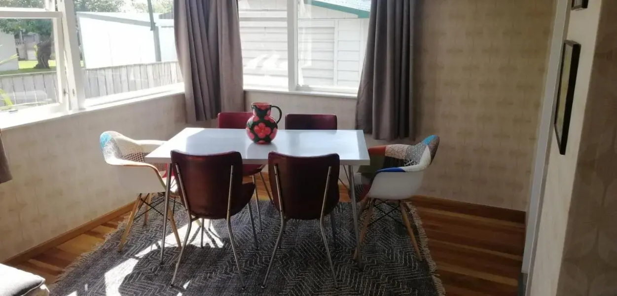 Super Central Cosy Greytown House with Garage