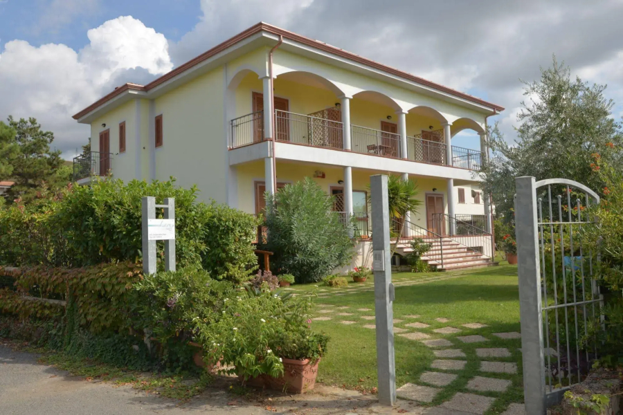 Larus Hotel
