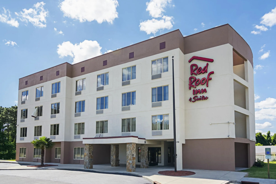 Red Roof Inn & Suites Fayetteville - Fort Bragg