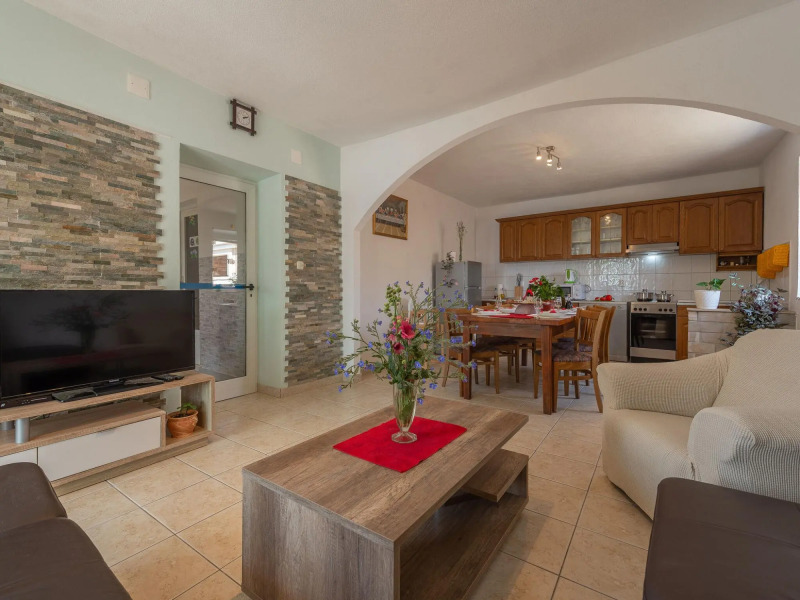 Beautiful Holiday Home in Lisicic