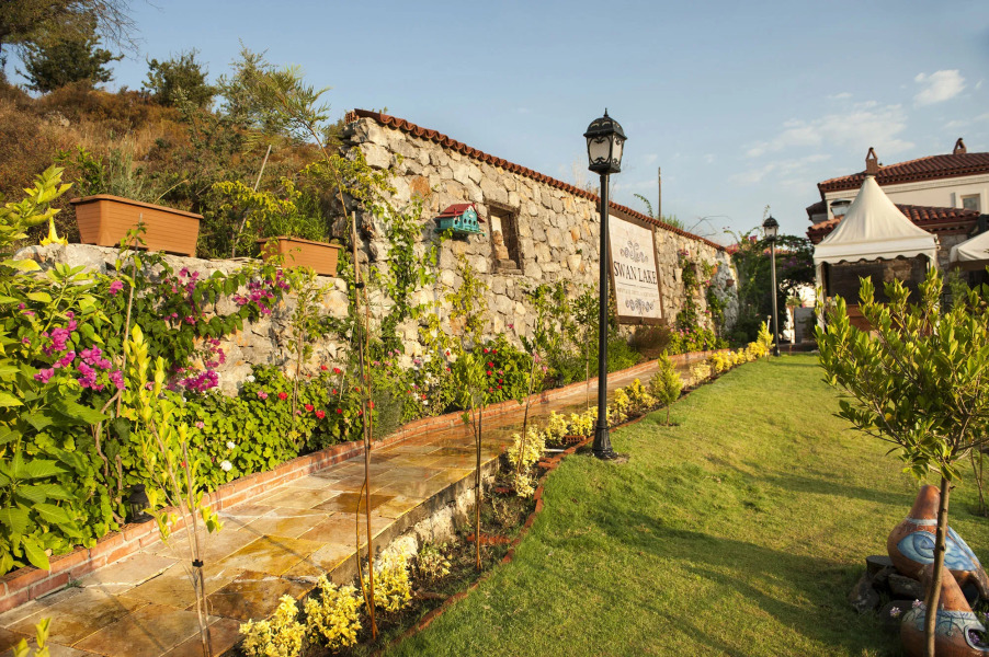 Swan Lake Boutique Hotel - Adults Only