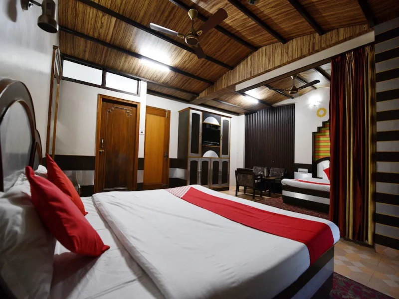 OYO 26909 Hotel Paras