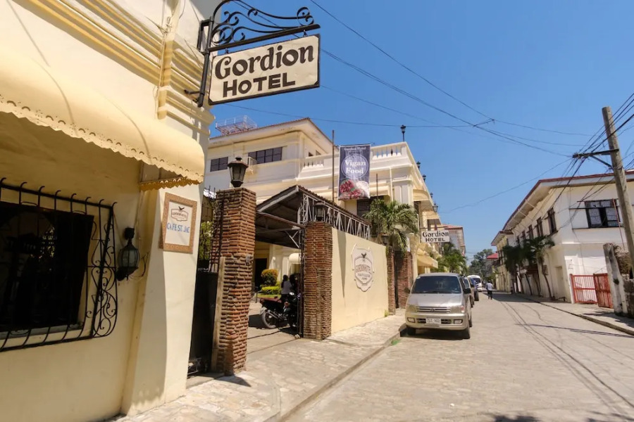 RedDoorz Plus @ Calle Crisologo Vigan