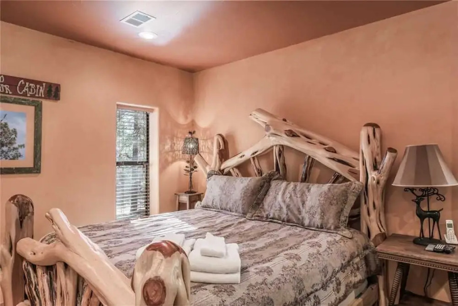 Bear Foot Lodge - Two Bedroom Cabin with Hot Tub