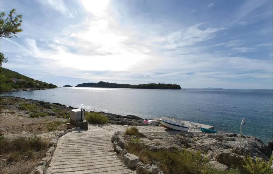 Two-Bedroom Apartment Karbuni with Sea view 09