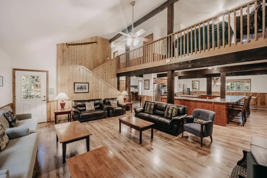 03mbh -12-bdrm - 3.5-bath - Wifi - Pets Ok - Sleeps 26 12 Bedroom Home by RedAwning