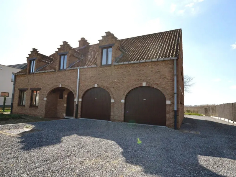 Detached Mansion For 10 People With Ginormous Garden In Linter
