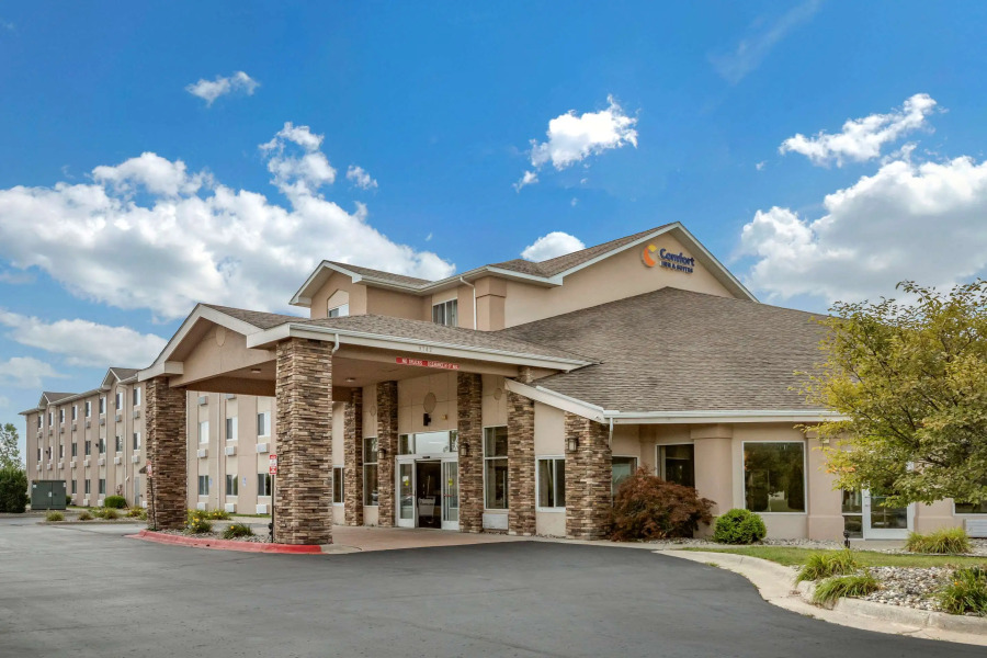 Comfort Inn & Suites Diamondale – Lansing