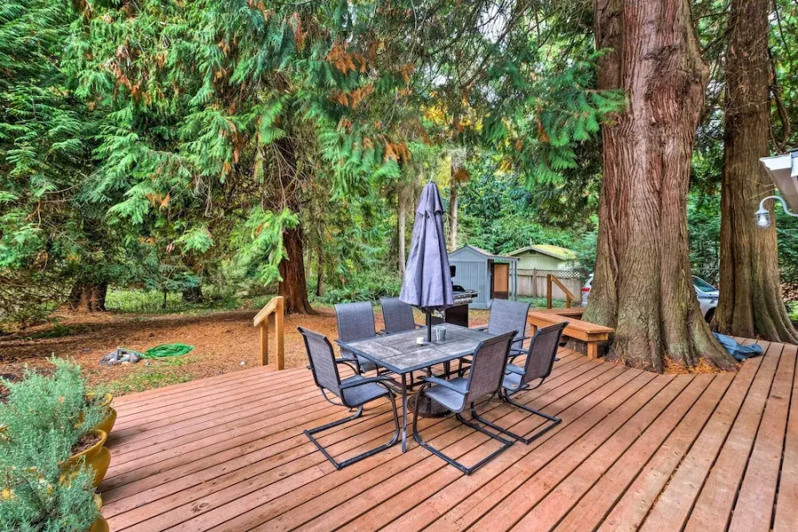 House w/ Deck on Whidbey Island, 1 Mi From Shore!