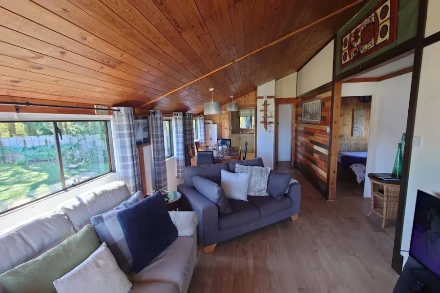 Wildwood Cabin - Sleeps 6, Hot Tub & Parking