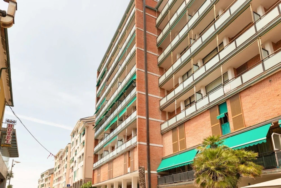 Deiva Marina Sea View Flat with Garage