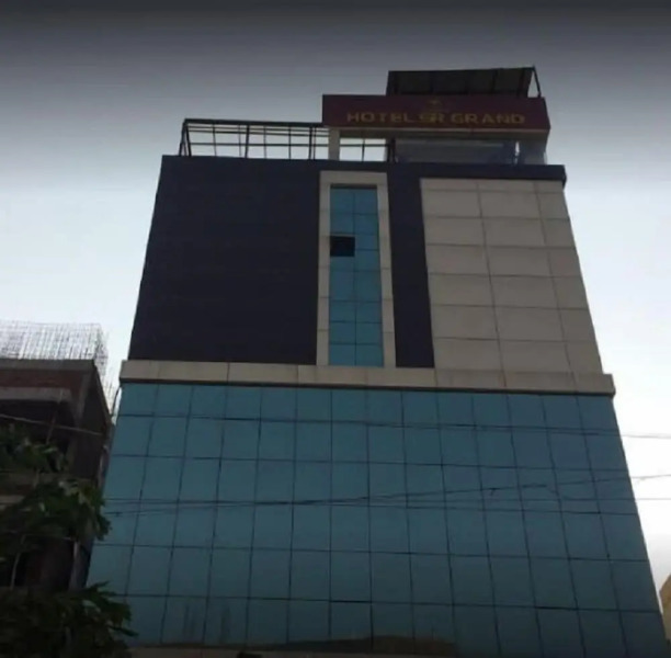 Iroomz Hotel SR Grand