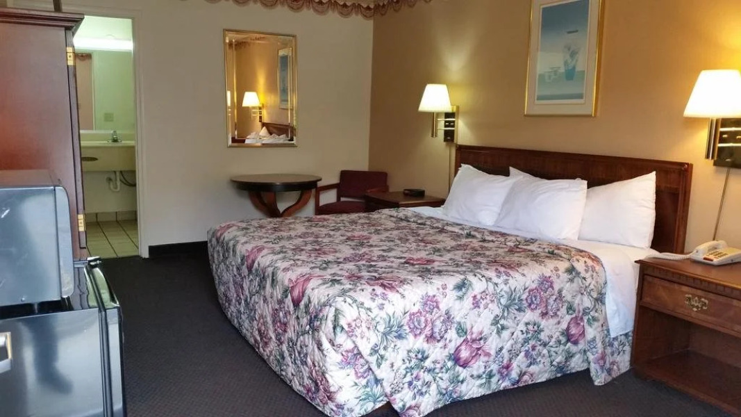 Deluxe Inn (formerly Days Inn)