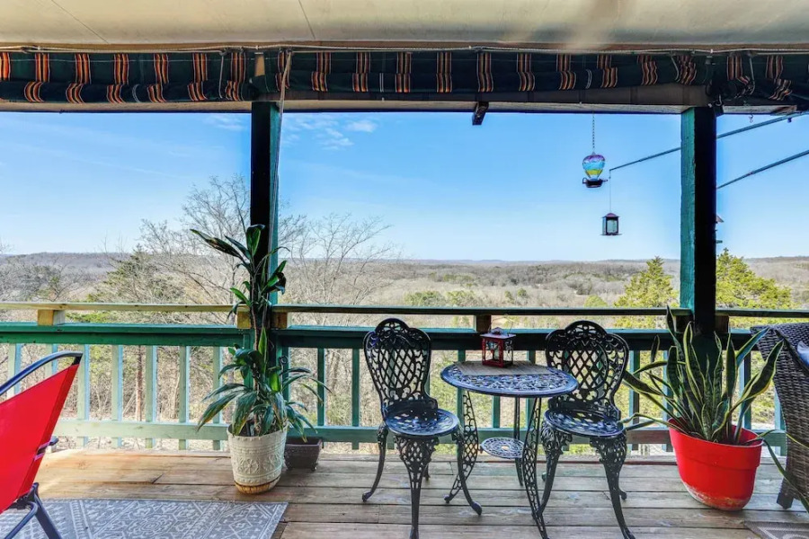 'the Treehouse' in Cherokee Village: Deck & Views
