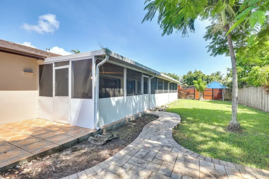 Pet-friendly Home w/ Yard ~ 3 Mi to Zoo Miami!