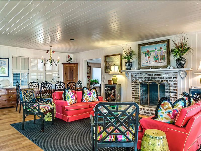 2000 Arthur Oxner 8 Br home by RedAwning