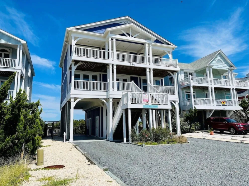 Best Day Ever 4 Bedroom Home by RedAwning