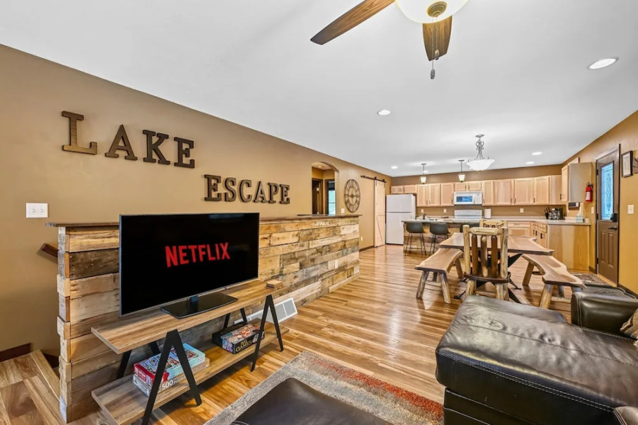 Tranquil Lakefront Oasis - Fire Pit Fishing BBQ