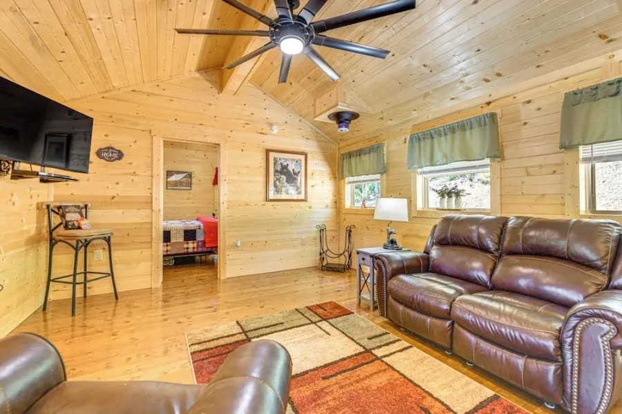 11 Mi to Smoky Mtns: Dog-friendly Sevierville Home
