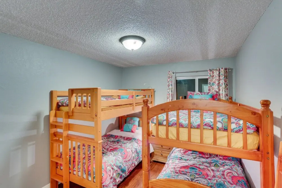 Cabin w/ 2 Decks - 3 Mi to Lake Arrowhead Village!