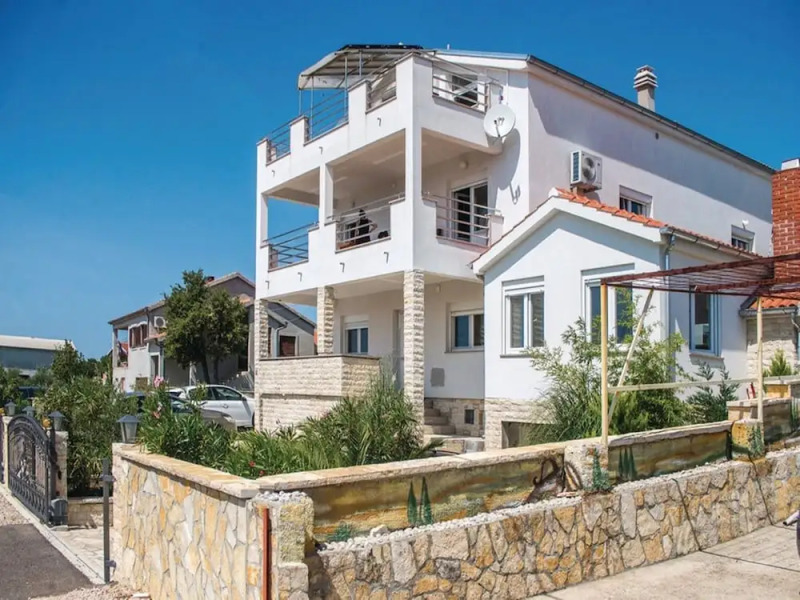 Spacious Villa in Maslenica with Swimming Pool