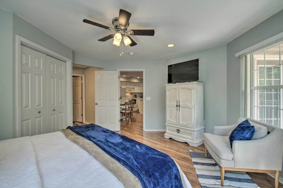 Bright Ozarks Condo w/ Balcony & Lake Views!