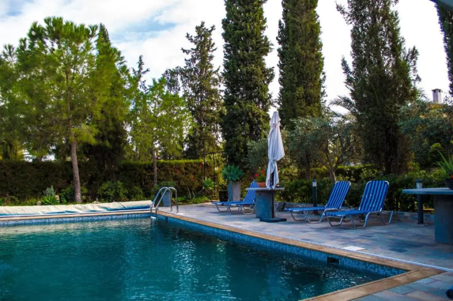 Idyllic studio with private pool